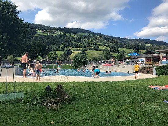 Schwimmbad und Badesee