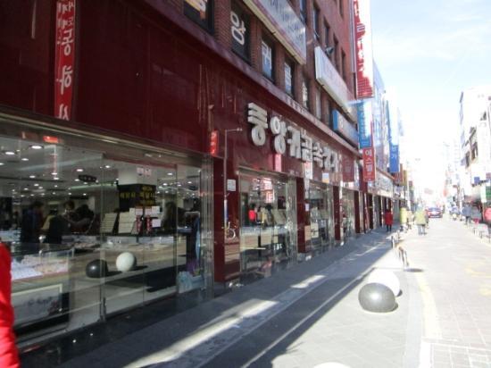 Rua comercial Gold Theme Street