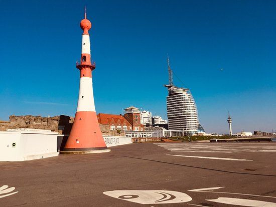 Willy Brandt Platz and Weser Dyke
