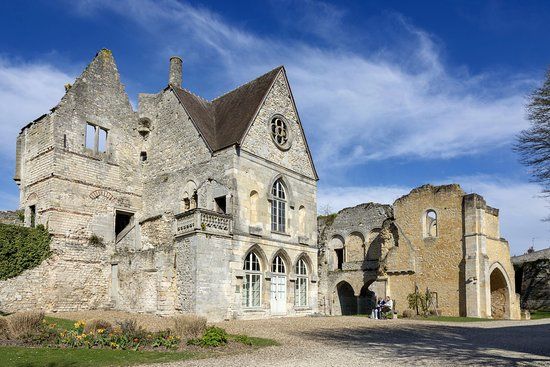 Chateau royal de Senlis et prieure Saint-Maurice