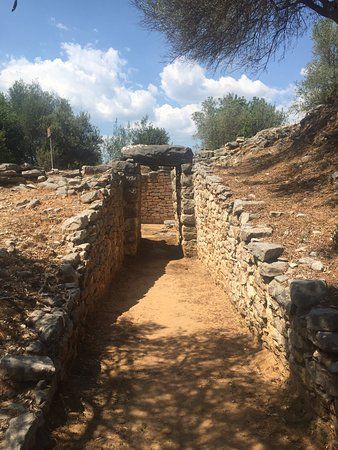 Mycenaean Vaulted Tomb Nichoria Karpofora