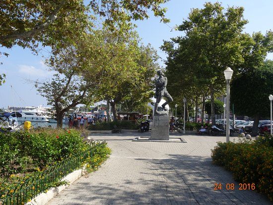 Alexander Diakos Statue