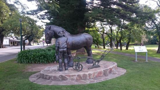 Day Off Peter Memorial Statue