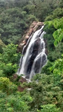 Arawakumbura Dunhinda Waterfall