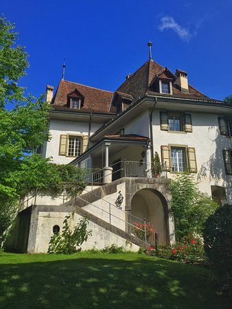das Schloss mit Nebengebäuden
