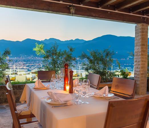 Waikiki Restaurant & Beach Bar