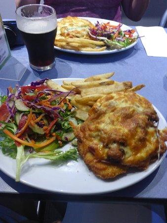 Queens Beach Motor Hotel