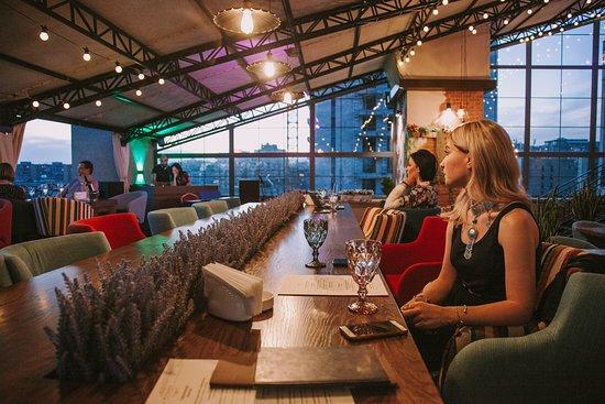 Montmartre Restaurant Cocktail Bar