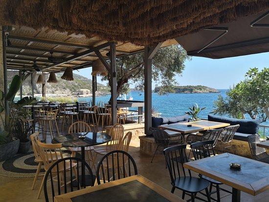 Tikla cuzina & wine bar