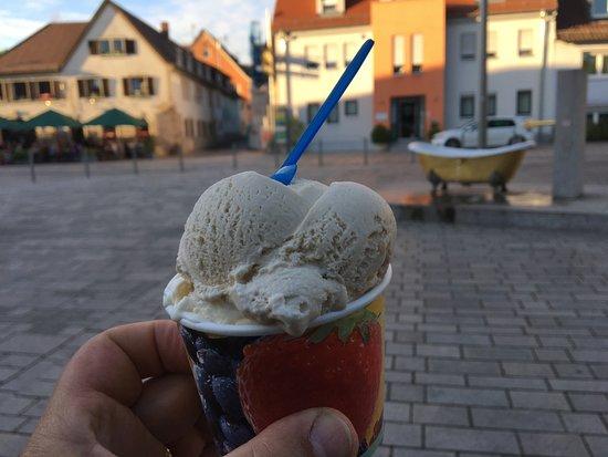 Rolands Eiscafe & Weinbistro