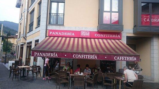 Panaderia Confiteria El Desquite