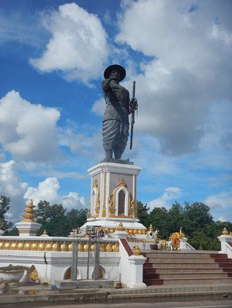 King Anouvong Statue