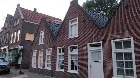 Banpaal in de vorm van een natuurstenen obelisk op bakstenen voet