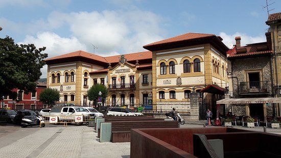 El guevu / Plaza del ayuntamientu