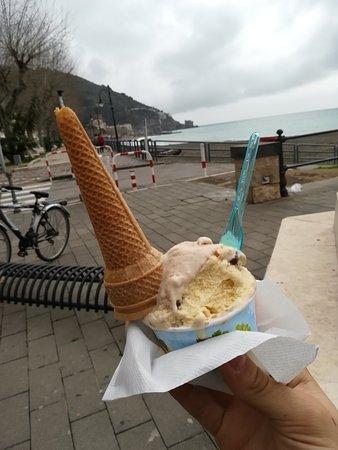 La Divina Gelateria e Yogurteria Artigianale