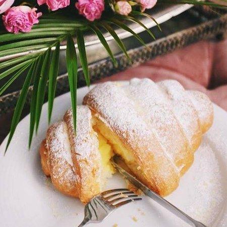 Le Bar. Wine and croissants