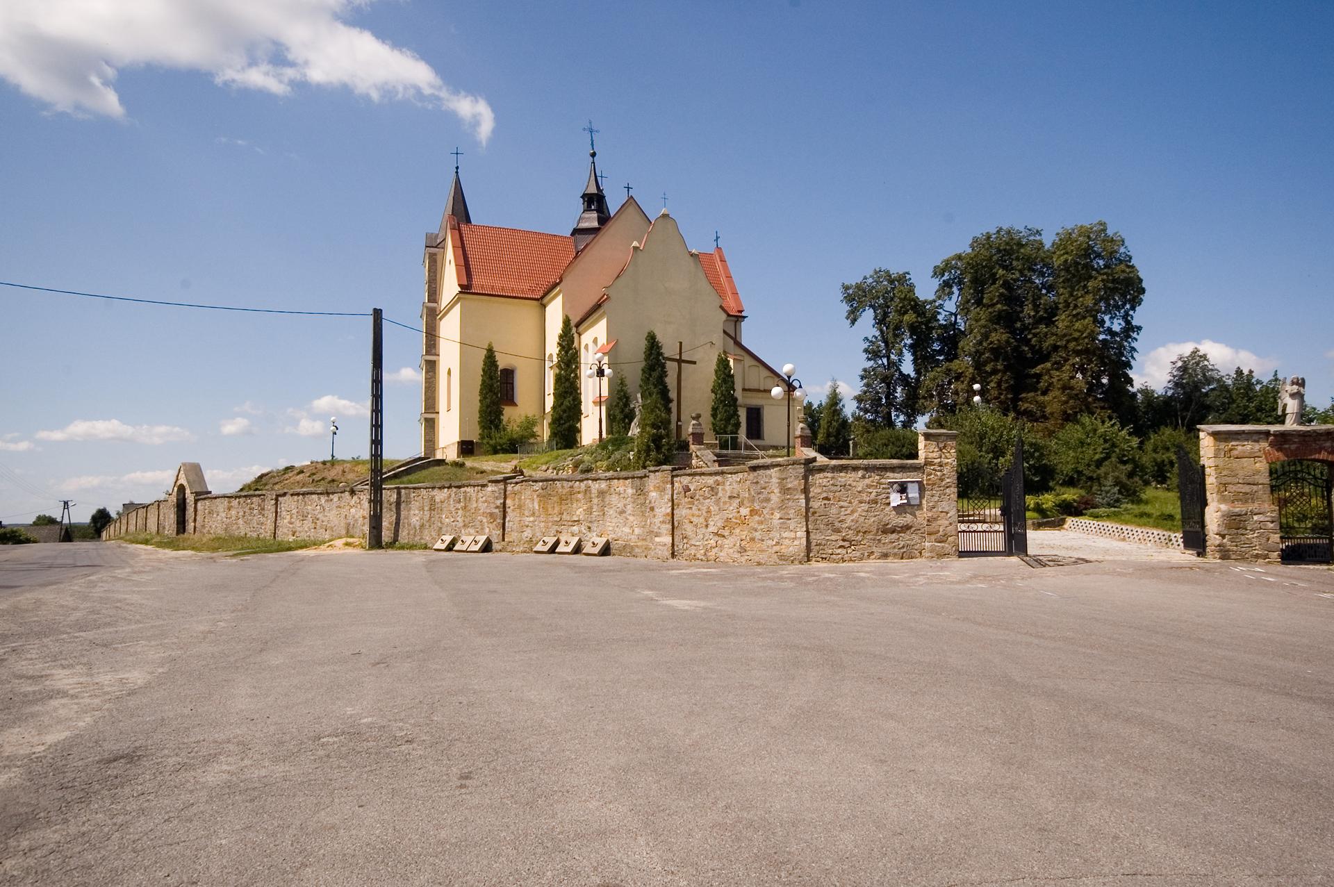 Parafia Świętych Apostołów Piotra i Pawła w Gowarczowie