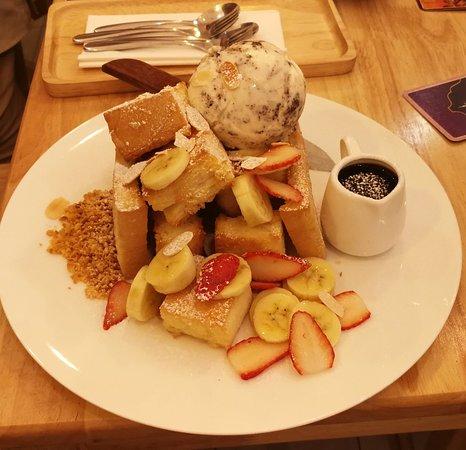 Before Midnight Cafe