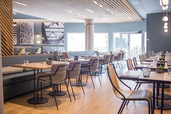 Kitchen and Bar at Courtyard by Marriott Arcueil