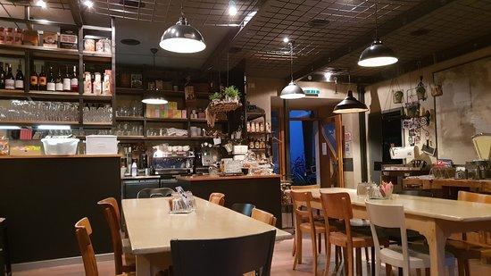 Elliott's Cafe Bar & more