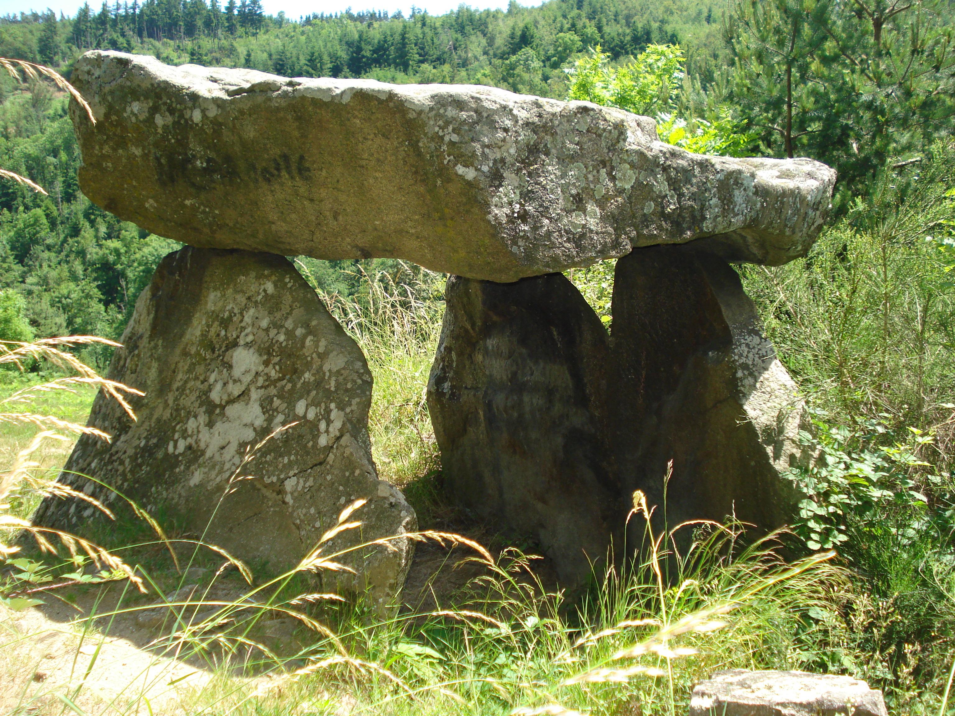 Dolmen de Roche-Cubertelle