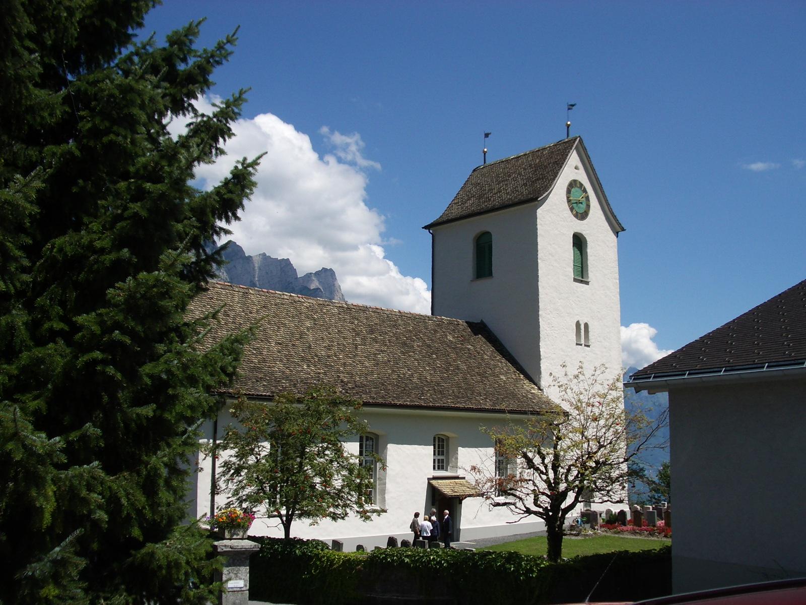 Reformierte Kirche mit Pfarrhaus und Brunnen