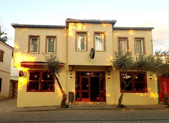 Queen Bee Hotel & Cafe