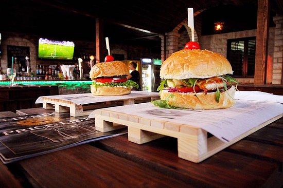 Beer Pub&Burger House-Uvik Kontra