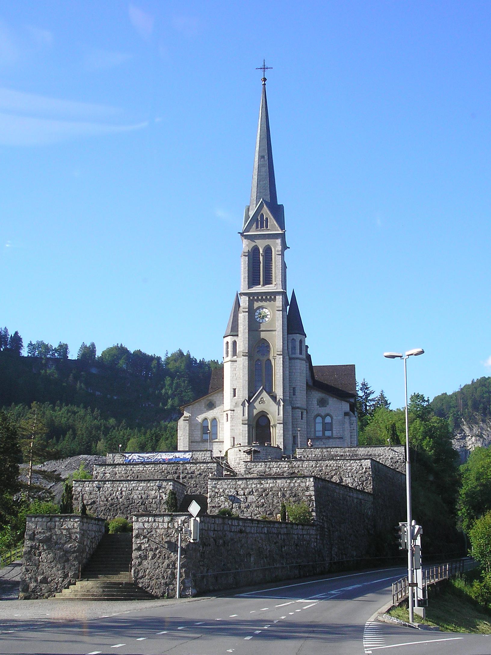 Pfarrkirche Herz Jesu mit terrassierter Friedhofsanlage