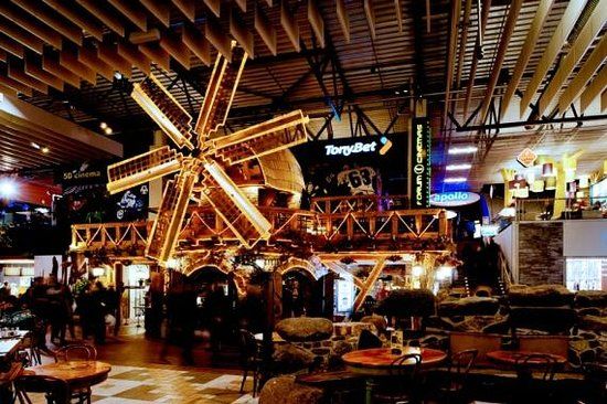 Einkaufs- und Unterhaltungszentrum Akropolis