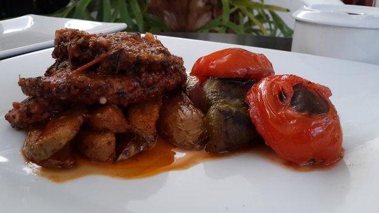 Maniqui Restaurant & Lounge