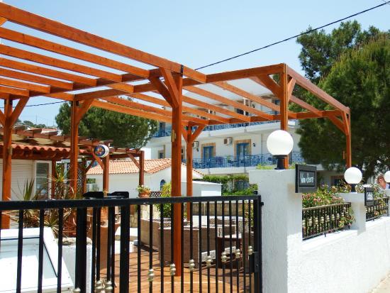 Courtyard Bar and Grill