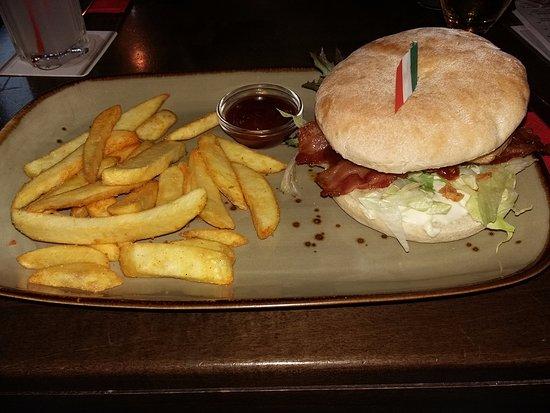 Bistro Madeleine & La Cabaña Cantina