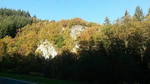 Rurtal mit den Felsbildungen der Uhusley