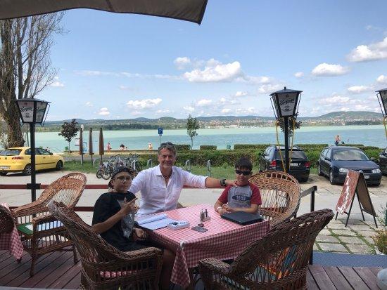 Fehér Hattyú Kisvendéglő