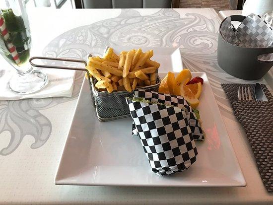 Red Rooster's Buffet & Lounge