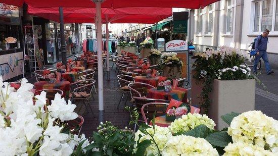 Eis Cafe Perilli an der Kirche