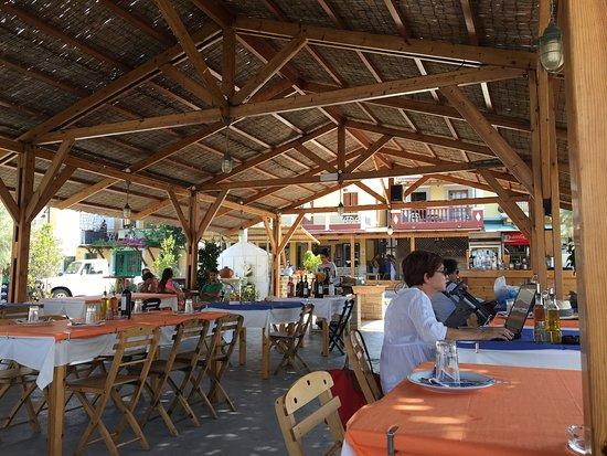 Restaurant & Beach Bar Katsaras