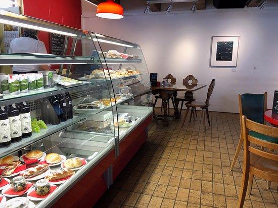 Lesecafe und Kulturbar Bsinti