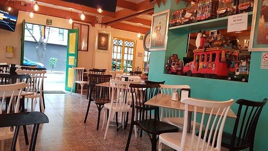 Pollos Mario e y Panadería Colombiana