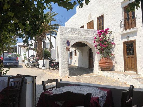 En Plo Cafe Bar Restaurant