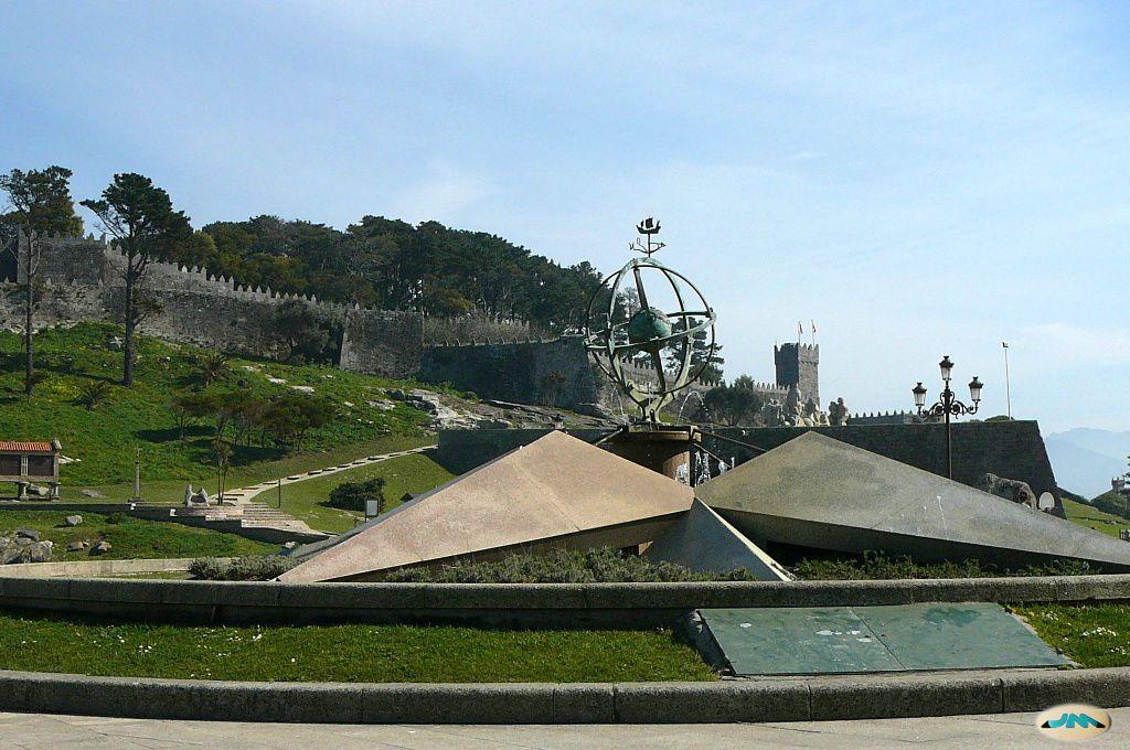 Monumento a Diego Carmona y Vasco Gallego