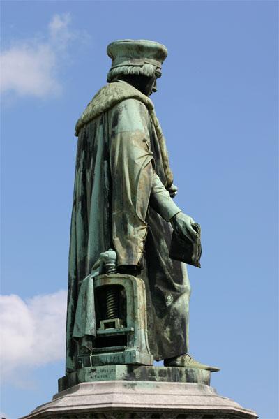 Standbeeld Dirk Martens