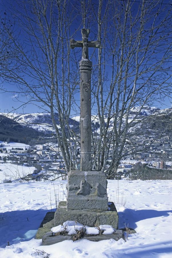 Calvaire sur la place publique de Bredons