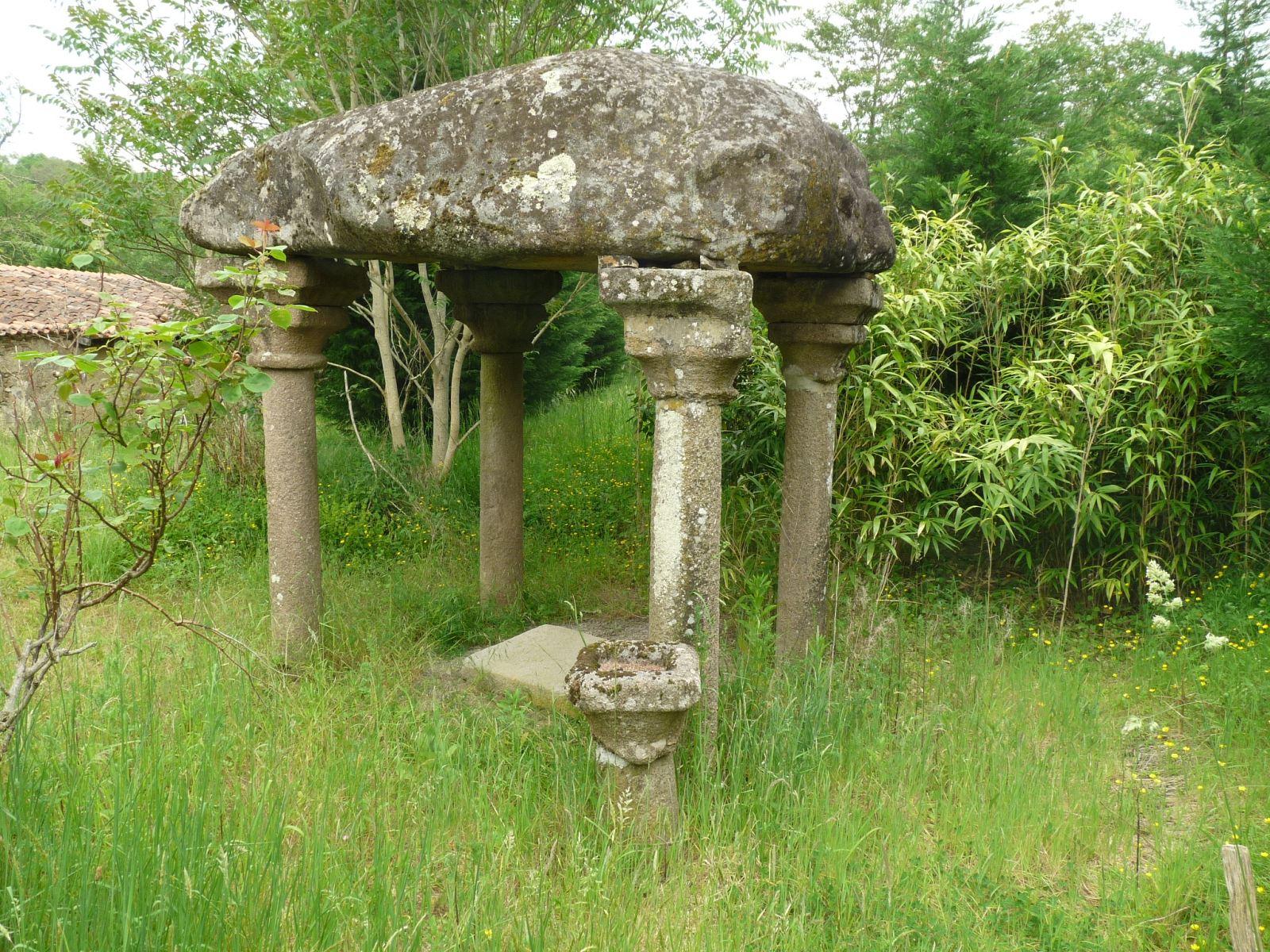 Dolmen converti en chapelle dite de la Madeleine