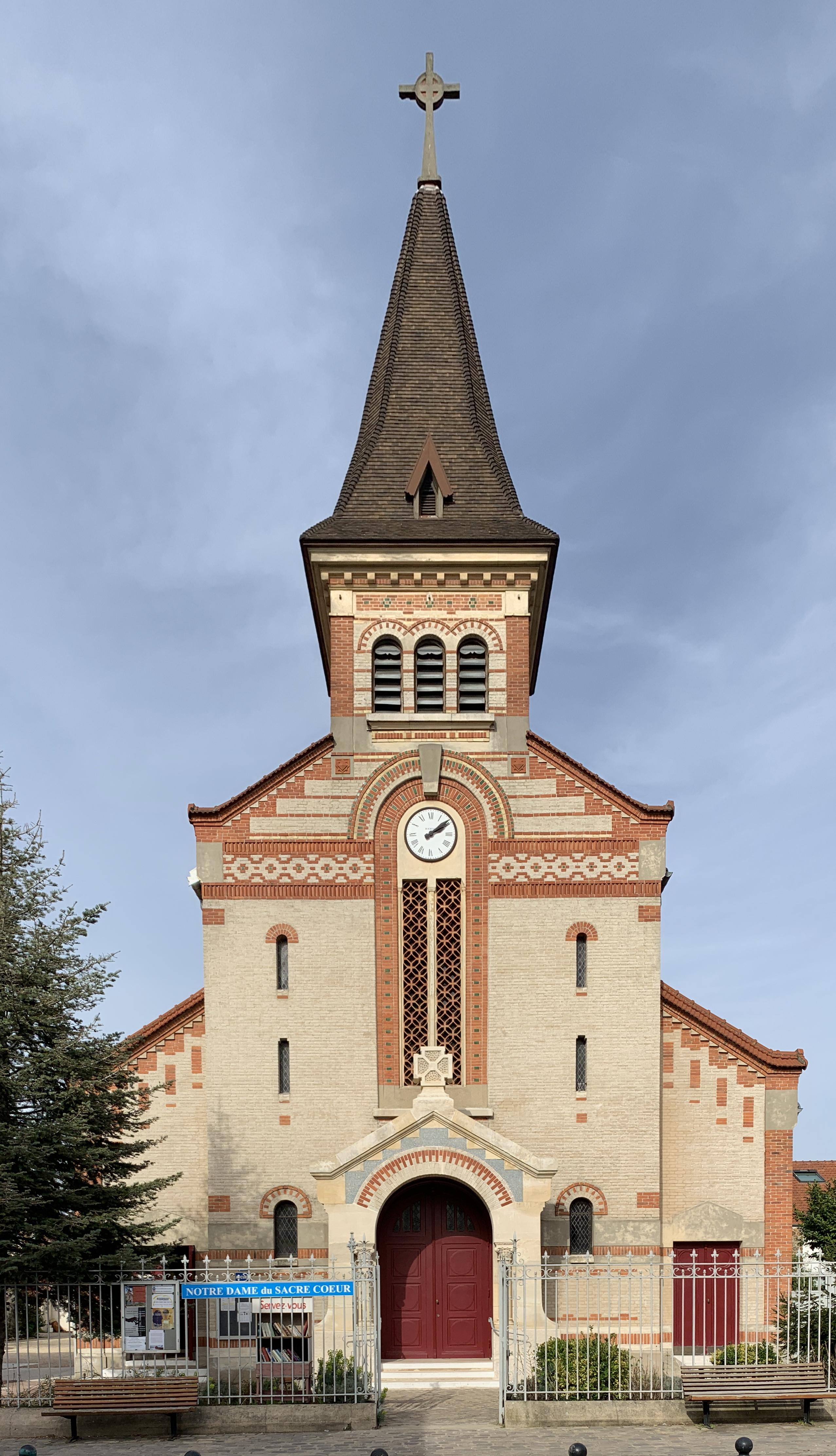 Eglise Notre Dame du Sacre Coeur de Charentonneau