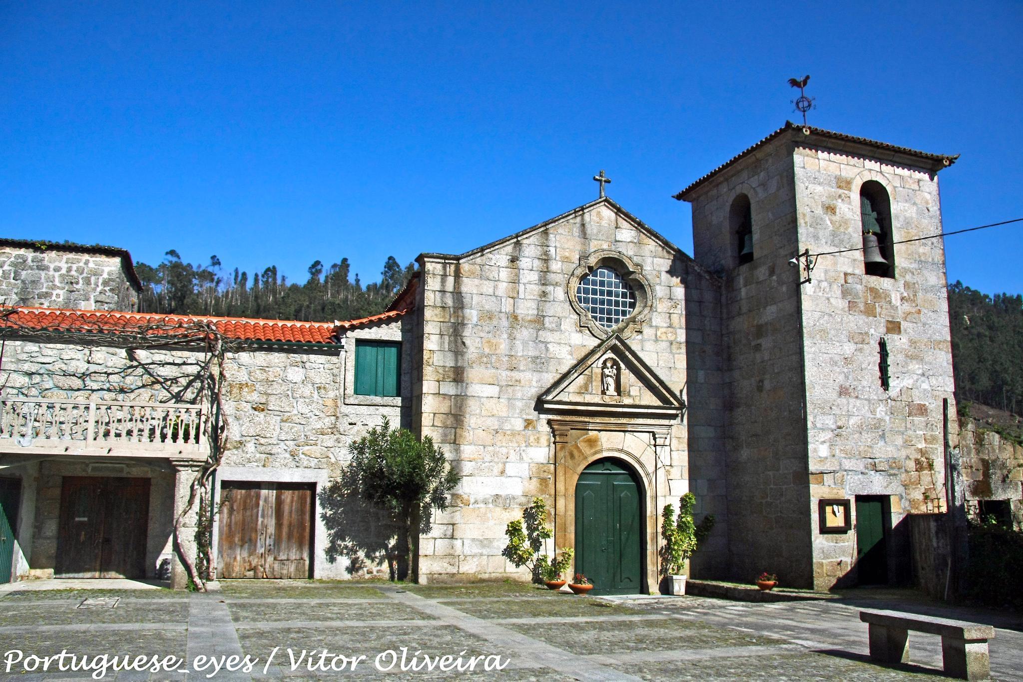 Conjunto formado pela igreja e torre do antigo mosteiro de Vila Nova de Muia