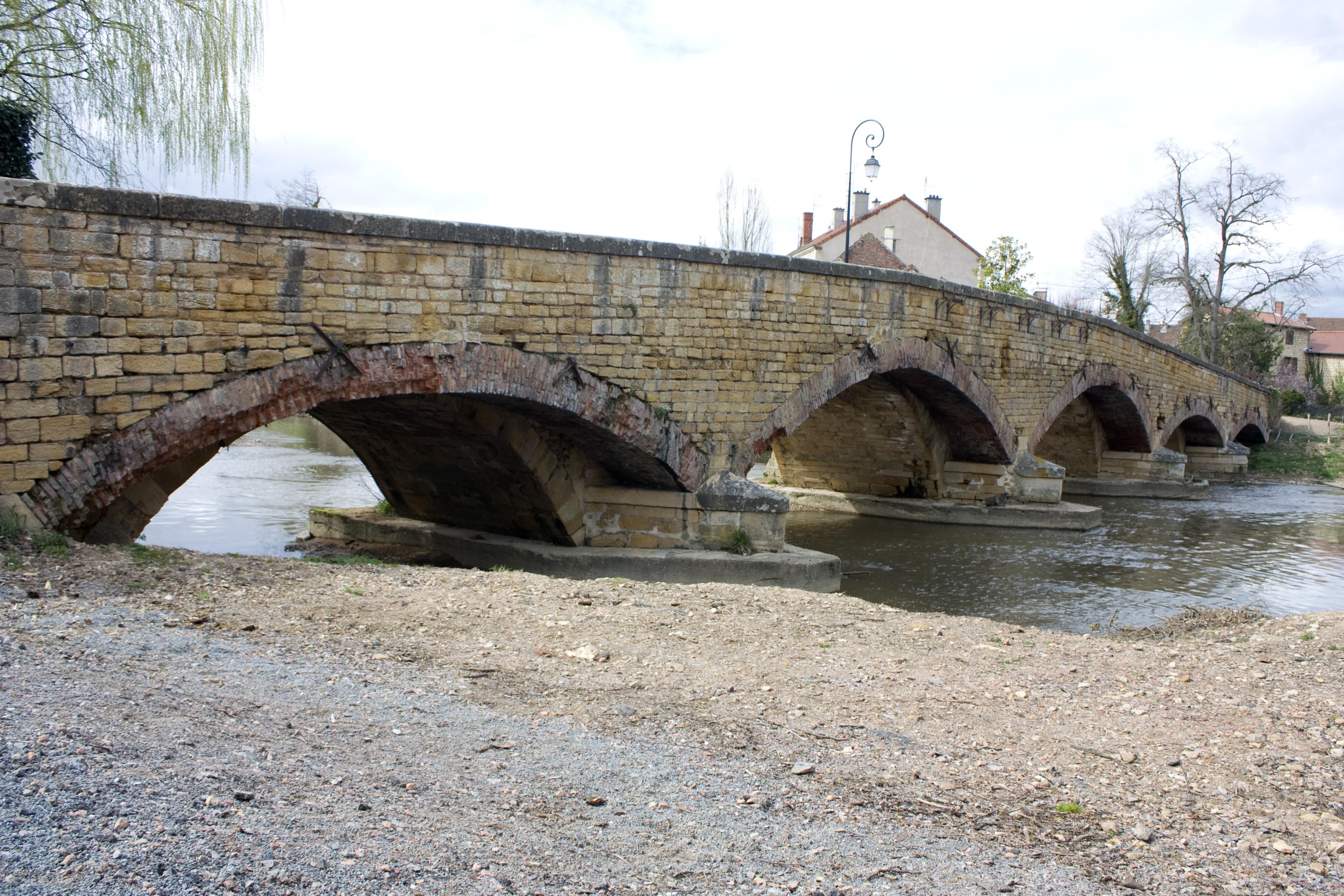 pont de pierre sur le Sornin