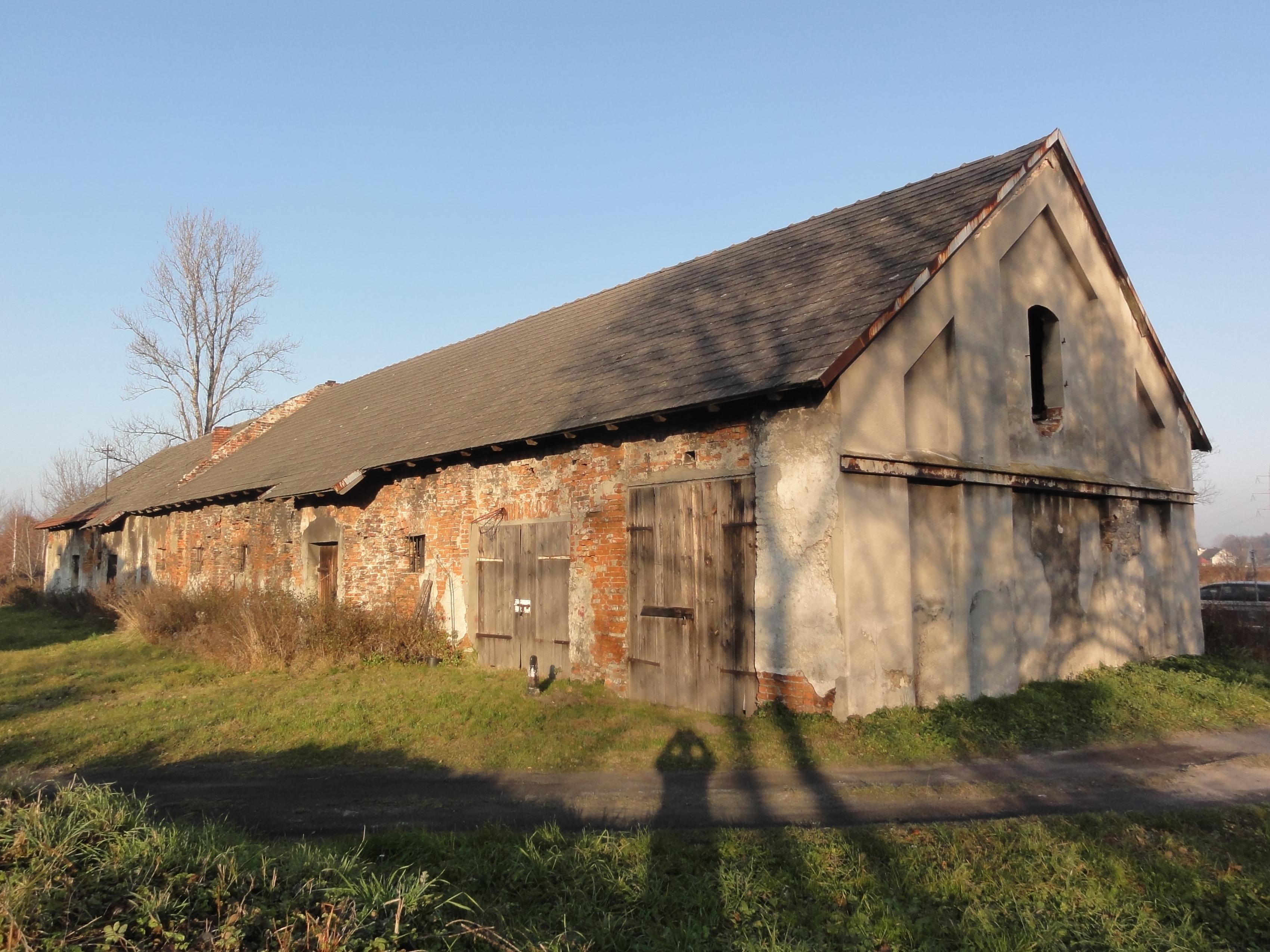 Budynek stajni dawnego folwarku