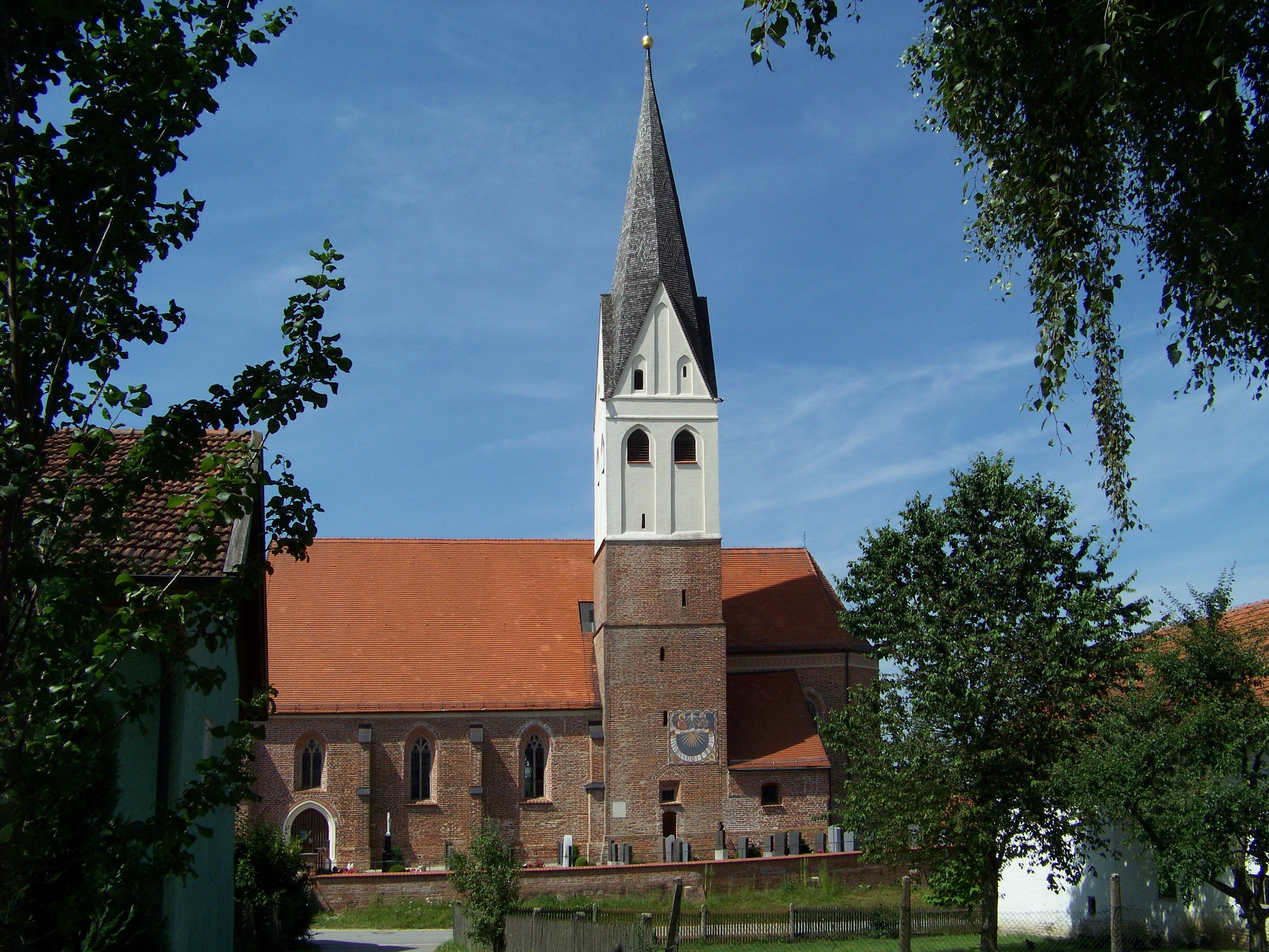 Katholische Kirche Mariä Aufnahme in den Himmel mit Mauer
